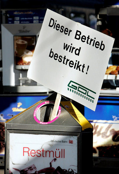Diese ungewöhnliche Plakathalterung in Bremen läßt keinerlei Rüc...