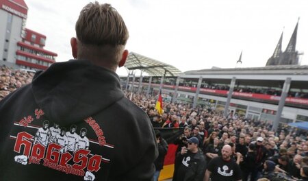 Der Mob tobt: »Hogesa«-Aufmarsch in Köln am 26. Oktober 2014 Der Mob tobt: »Hogesa«-Aufmarsch in Köln am 26. Oktober 2014