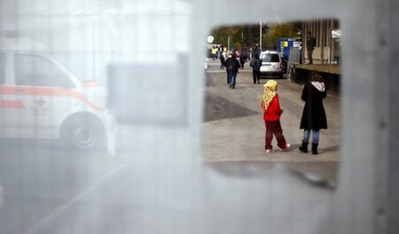 An der Grenze zu Deutschland ist Schluss: Flüchtlinge in Salzbur... An der Grenze zu Deutschland ist Schluss: Flüchtlinge in Salzbur...