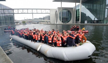 Mit 121 Personen an Bord - ein ehemaliges Flüchtlingsboot vor de... Mit 121 Personen an Bord - ein ehemaliges Flüchtlingsboot vor de...