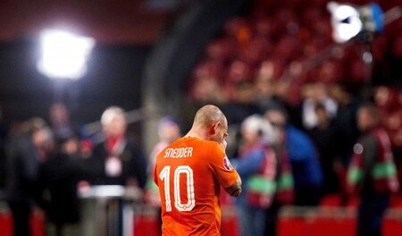 »Eine bittere Parodie auf Spitzenfußball« urteilte De Volkskrant