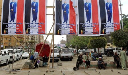 Haben die freie Auswahl: Ägypter unter Wahlplakaten an einem Min...
