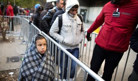 Die Versorgung von Flüchtlingen vor der Registrierungsstelle in ...