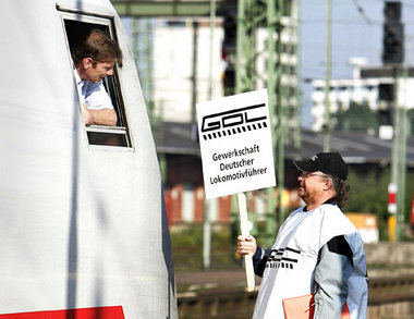 Überzeugungsarbeit. Wie hier in Bremen versuchten am Dienstag mo...