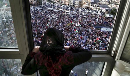 Tausende Menschen gingen am Dienstag in der Stadt Sakhnin für ei...