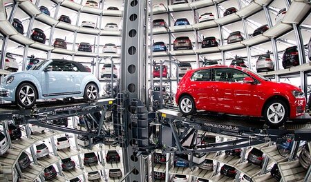 Auslieferungsturm in der »Autostadt« von VW am Konzernstammsitz ...