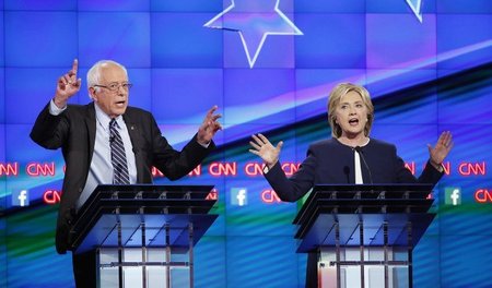 Hands up, Baby, Hands up: Bernard Sanders und Hillary Clinton am...