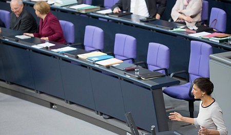 Nicht mal ignorieren: Kanzlerin Merkel bei der Rede der Linke-Fr...