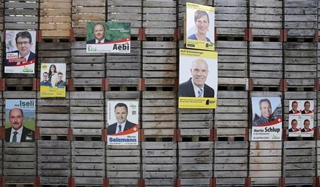 Die Schweizer haben die Wahl: Plakate werben in Koppigen nahe Be...