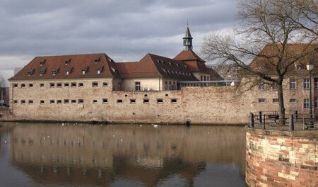 Trutzburg mit Wassergraben: École nationale d’administration in ... Trutzburg mit Wassergraben: École nationale d’administration in ...