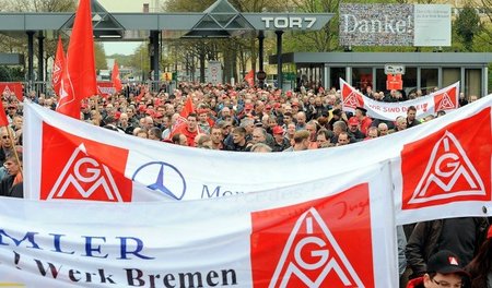 Gemeinsam gegen arbeiterfeindliche Maßnahmen von Daimler in Brem...