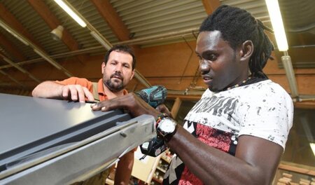 Solide Handwerkerausbildung angestrebt: Asylbewerber Omar Ceesay... Solide Handwerkerausbildung angestrebt: Asylbewerber Omar Ceesay...