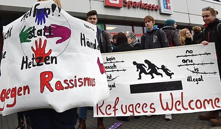 »Cottbus Nazifrei!« hat am Freitag unter dem Motto »Freundschaft... »Cottbus Nazifrei!« hat am Freitag unter dem Motto »Freundschaft...