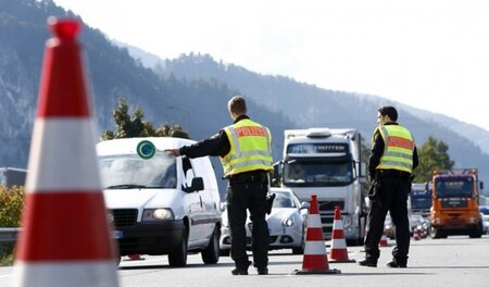 Polizeikonrtollen auf der A93 an der deutsch-österreichischen Gr... Polizeikonrtollen auf der A93 an der deutsch-österreichischen Gr...