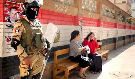 Pläuschchen unter Militäraufsicht: Zwei Frauen am Samstag vor ei... Pläuschchen unter Militäraufsicht: Zwei Frauen am Samstag vor ei...