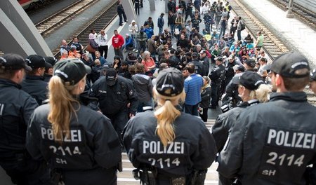 Hauptbahnhof Lübeck: Die hier ankommenden Flüchtlinge wollen mei... Hauptbahnhof Lübeck: Die hier ankommenden Flüchtlinge wollen mei...