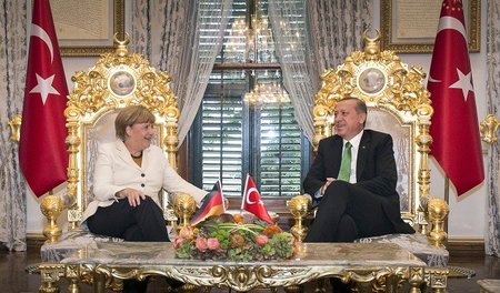 Sessel in Gold: Bundeskanzlerin Merkel (CDU) und der türkische P... Sessel in Gold: Bundeskanzlerin Merkel (CDU) und der türkische P...