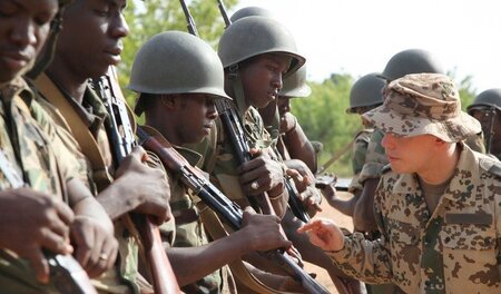 Deutsche Soldaten vermitteln malischen Rekruten laut Bundeswehr ...