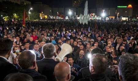 Warnung an Regierung: Die Opposition fordert den Rücktritt des K...