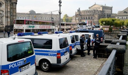 Stehen bereit zum Schutze der »Meinungsfreiheit«: Einsatzwagen d...