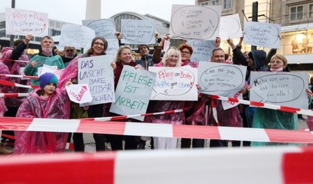 Nicht nur Gerede: Am späten Samstag nachmittag protestierten die...