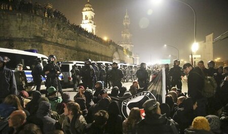 Protest am Terassenufer: Etwa 15.000 Antifaschisten stellten sic...