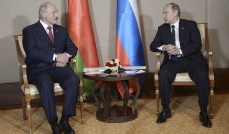 Der belarussische Präsident Alexander Lukaschenko (links) im Ges...