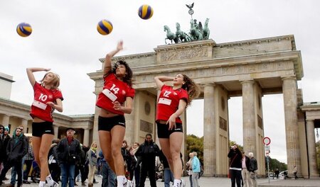 Oder einfach mal höher springen: Eine Werbeeinlage des KSC in ei...