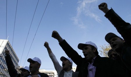 Protesterfahren: Streikende Arbeiter vor dem Finanzministerium i...