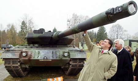 Dickes Kaliber: Leopard-II-Panzer mit dem damaligen niedersächsi...