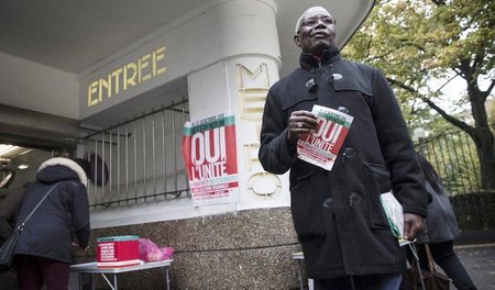 Auf Stimmenfang: Ein Anhänger der Sozialisten versucht in Paris,...