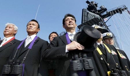 Shinzo Abe zieht den Hut: Japans Premierminister (Mitte) mit Kab...