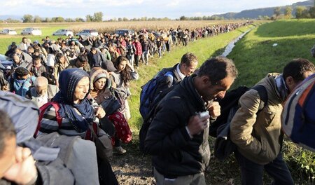 Hunderte Flüchtlinge überquerten am Dienstag die slowenische Gre...