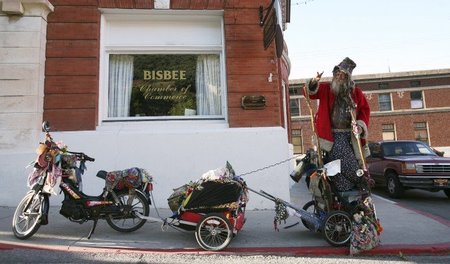Eine Szene aus der Hippiestadt Bisbee: Dieser Mann hier nennt si... Eine Szene aus der Hippiestadt Bisbee: Dieser Mann hier nennt si...