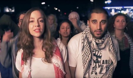 Thawra und Kaveh in ihrem Musikvideo »Antideutsche/Tahya Falasti... Thawra und Kaveh in ihrem Musikvideo »Antideutsche/Tahya Falasti...