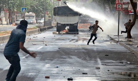 Türkische Polizeikräfte treiben am 13. September in Diyarbakir m... Türkische Polizeikräfte treiben am 13. September in Diyarbakir m...