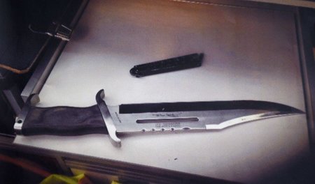 Dieses Kampfmesser rammte der Attentäter Frank Steffen seinem Op... Dieses Kampfmesser rammte der Attentäter Frank Steffen seinem Op...