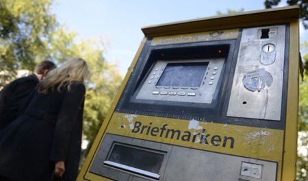Briefmarkenautomaten zu Geldspeichern. Höheres Porto soll Profit... Briefmarkenautomaten zu Geldspeichern. Höheres Porto soll Profit...