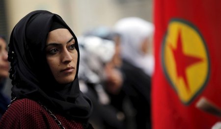 Demonstrantin neben einer PKK-Fahne bei einer Kundgebung in Mars... Demonstrantin neben einer PKK-Fahne bei einer Kundgebung in Mars...