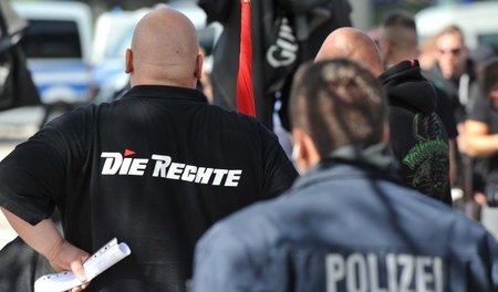 Anhänger der Partei »Die Rechte« marschierten Ende August in Gos... Anhänger der Partei »Die Rechte« marschierten Ende August in Gos...