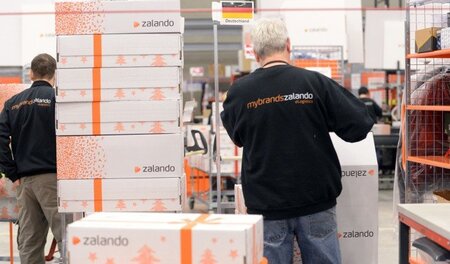 Arbeitsalltag bei Zalando: Verpacken und schleppen, gering bezah... Arbeitsalltag bei Zalando: Verpacken und schleppen, gering bezah...