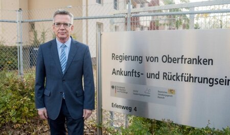 Moderate Wortwahl auf Behördenschild: Vor dem posiert der Bundes... Moderate Wortwahl auf Behördenschild: Vor dem posiert der Bundes...