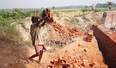 Eines von vielen Projekten im Rahmen von MGNREGA: In Rajeshawari...