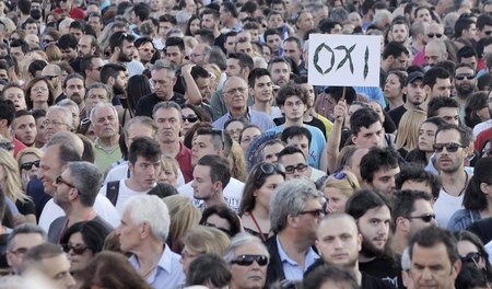 Klares Nein der Bevölkerung: Demonstration vor dem Nationalparla...