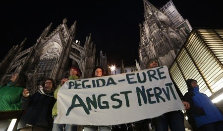 Was diese Kölner nervt, wurde von oben in der Mitte der Gesellsc... Was diese Kölner nervt, wurde von oben in der Mitte der Gesellsc...
