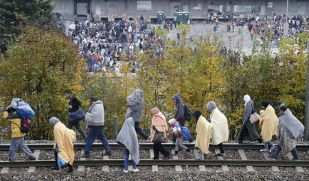 Auf dem Weg nach Westeuropa: Flüchtlinge laufen auf Bahngleisen ... Auf dem Weg nach Westeuropa: Flüchtlinge laufen auf Bahngleisen ...