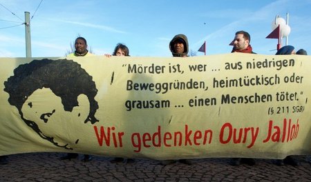 Gedenken am Todestag von Oury Jalloh -- Kundgebung in Dessau-Roß... Gedenken am Todestag von Oury Jalloh -- Kundgebung in Dessau-Roß...