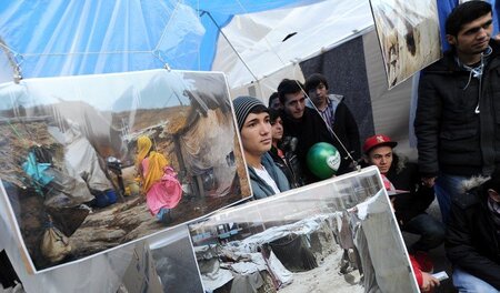 Demonstration afghanischer Flüchtlinge in einem improvisierten Z... Demonstration afghanischer Flüchtlinge in einem improvisierten Z...