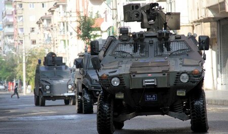 Bewaffnete Razzia gegen eine IS-Gruppe: Spezialkräfte der türkis...