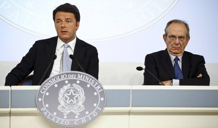 Fragen unerwünscht: Italiens Premier Matteo Renzi und Finanzmini...